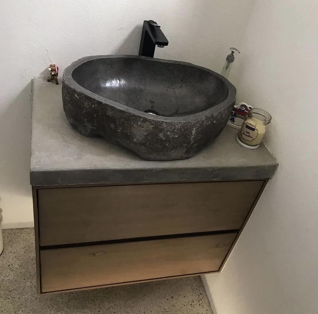 Tocador con lavabo de piedra